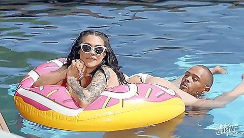 Hotties tattooed body turned on by a man on the street