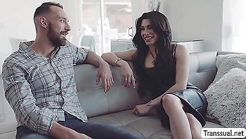 Brunette with a nice body is getting her pussy stretched